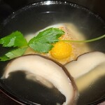 馳走 啐啄一十  - ⑤炭火焼き白甘鯛(愛媛県八幡浜産)、椚原木椎茸(岡山県美作産、ムサシ農園)、三つ葉、利尻昆布&血合い抜き鮪節の出汁のお椀
      お出汁に浸りつつもパリッとした白甘鯛は上品な旨み&甘みが印象的