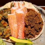 馳走 啐啄一十  - ④香箱蟹(ずわい蟹雌、京都府京丹後産)
      身の穏やかな甘み、蟹味噌のコクと微かな苦み、蟹味噌が絡んだ内子のしっかりした旨みと甘み、それらが渾然一体とした濃い蟹の旨みが強い印象を残します