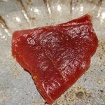 馳走 啐啄一十  - ⑦本鮪赤身(背血合いぎし近く、北海道戸井産、やま幸、10日熟成)
      日本近海での産卵期は春～夏、旬は初秋～冬
      晩秋に烏賊を大量に食べると脂のりが一気に良くなり赤身でさえトロける本鮪になります