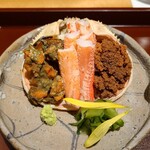 馳走 啐啄一十  - ④香箱蟹(ずわい蟹雌、京都府京丹後産)、本体身、脚身、蟹味噌和え内子、外子、胡瓜と菊花の花弁、32年継ぎ足しのポン酢添え
      11月~12月のみ漁獲解禁される師走の味覚
      これを食べないと大晦日は越せません