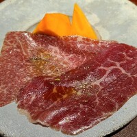 馳走 啐啄一十  - ⑭榊山牛(内腿)生ハム、(外腿)生ハム(共に7ヶ月熟成)、柿(和歌山県産)添え
                    内腿の生ハムはサシが多く榊山牛の滑らかな脂の口溶けが楽しめる、外腿の生ハムは赤身が多く榊山牛らしい濃い肉の味わい