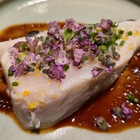 馳走 啐啄一十  - ⑮炭火焼き寒鰆(山口県岩国産、7kg、8日熟成)、濃口醤油&味噌&6種類の野菜(人参、玉葱等々)ソース掛け、紫蘇の花載せ
                    皮のパリッとした食感と外から内への計算された火入れのグラデーションが素晴らしい