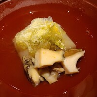馳走 啐啄一十  - ①蒸し蝦夷鮑、大根、削り羅臼昆布、削り黄柚子皮振り、羅臼昆布出汁のおでん仕立てのお椀
                      ピュアな羅臼昆布のお出汁は主張のある多重な旨みが特徴なコクのある味わい。
                      竹原市のお酒仕込み水(硬度20)ならでは