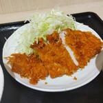 Tonkatsu Hamaya - 700円とコスパ最高の「ロースかつ定食」、トンカツがカラっと揚がっていて 美味しいです。