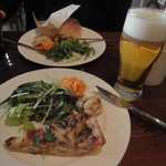 カフェ テオ - キッシュ（手前）とビール　相方はサンドイッチ