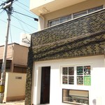 ぐらまかふぇ - 最新のメニューは窓をご覧ください。窓には、キットパスというクレヨンでお絵かき。