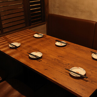 オシャレな空間でお食事が楽しめます！最大7名まで着席いただけます。
