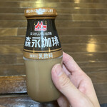 黄桜温泉 湯楽里 売店 - ドリンク写真:普通の牛乳や、自販機もあります。