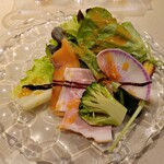 イタリア料理 ルッチコーレ - アグリ・キュルチュール軽井沢のミニ野菜を使ったサラダ～オリジナルトマトドレッシングで～