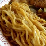 らーめん八平 - 麺：アリランチャーシューに搭載された、麺！八平さんの３店舗、同じ自家製麺を使用との事♪中太でやや縮れを加えた、多加水熟成麺！モチモチっとした食感が良かったです♪