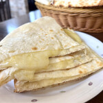 ガンジス川 - 大きなチーズナン