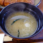 192393160 - 【2022.12.21(水)】ヒレカツ定食(並盛)950円の味噌汁