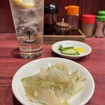 中華料理  代一元 - ドリンクにはお通し(きゅうりの漬物)が付く。ザーサイはしょっぱ過ぎずいい塩梅だ