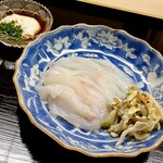 道人 - ④虎河豚のお造り、てっぴ、白子醤油添え
      ～下関産ではなく静岡産の虎河豚、素人には違いなど解るはずもない。虎河豚の締まった身を厚めに切り分ける包丁捌きが丁寧、食感と旨みを引き出す技は見惚れてしまう。