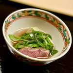 道人 - ⑩鴨、鴨つくね、九条葱、淀大根の鴨鍋
      ～血抜きをせずに熟成させる鴨肉は肉がうっ血して黒っぽくなるが味わいも香りも増してくる。鴨肉と山芋、白味噌で繋いだ鴨つくねに、九条葱と淀大根で煮た鴨鍋の出汁は絶品♫