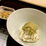 道人 - ⑥茹でずわい蟹、蟹味噌掛け、蟹酢添え
      ～柴山産の茹で蟹をたっぷりと解した身に、これまたたっぷりと蟹味噌をのせた贅沢至極な逸品。シンプルながら蟹好きな日本人の遺伝子に刷り込まれたビジュアル。