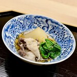 道人 - ⑨月の輪熊、金沢菊菜、淀大根の熊鍋
      ～月の輪熊の脂はジビエでは最高級の旨味がある。秋田の馴染みの料理屋さんも以前使っていた猪肉から熊肉に切り替えた程。柔らかで稀少な小熊を使っているとは驚き。