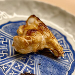 道人 - ⑦照り焼き虎河豚
      ～静岡県産の虎河豚は身がしっかりしているので、身離れは悪いが噛むほどに旨味が溢れてくる。辛味ある黒胡椒はなかなか強烈、ほんの少しで刺激的な味わいに激変するのでちょっと抑え気味に。