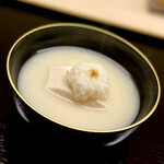 道人 - ①うずみ豆腐
      ～茶懐石で供されるうずみ豆腐。擂り潰した香り豊かな胡麻豆腐は、むにゅっとした食感とねっとりとした舌触りがお久しぶりの期待感を募らせる。白味噌の豊潤な香りと味わいに滑らかな舌触りは秀逸。