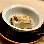 道人 - ⑫胡麻豆腐、きな粉、黒糖
      ～最初にうずみ豆腐で頂いた胡麻豆腐の黒蜜かけ。沖縄波照間産の黒蜜は甘味が濃くて濃厚。甘味としても最上級。
      