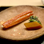 道人 - ⑤茹でずわい蟹、芹のお浸し、唐墨
      ～ぷりっぷりの柴山産のずわい蟹を昨年は焼き蟹で頂いたが、ご主人は最近茹での方が味わいが濃いことに気づいて茹で蟹に切り替えたそう。根付きの芹は食感があり嬉しい。