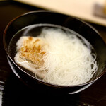 道人 - ③椀物（白甘鯛、三輪極細素麺）
      ～霧吹きされた蓋を開けると、利尻昆布と荒鮪節と本枯鮪節の交錯した馨しい香りが漂う。出汁の中には焼きめを入れた八幡浜産の白甘鯛、極細素麺が神秘的で想像力を逞しくさせる。