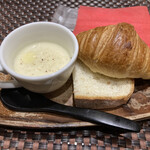 カヴァロ - ランチセットのスープ（さつまいものクリームスープとパン2種）