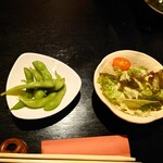 鳥こまち - 一品目の枝豆とサラダ（ごまドレッシング）