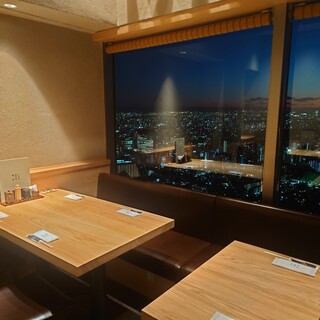 38Fからの絶景の景色をお楽しみ頂けるテーブル席