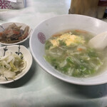 土浦飯店 - 無料の付け出し。でかいスープは焼飯のセット。