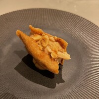 ヤマガタ サンダンデロ - フォアグラのムース、庄内麩のかりんとう、ヘーゼルナッツのロースト