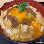 鶏三和 - 月見鶏そぼろ丼 黄身を潰し