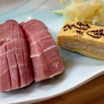 すしやの助六 - 筋が口の中に残る大トロ。味は美味い。何処の部位なんだろ