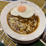 カレーショップ山小屋 - 中辛ポテト&チーズ目玉焼き載せ