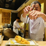 日本橋 蕎ノ字 - ◎揚げた穴子を大将自ら目の前でサクッと音をさせて真っ二つに。