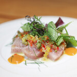 kitchen俊貴 - ２０２２年１２月再訪：富山県氷見産寒鰤のカルパッチョラヴィットソースと岐阜県高山の東農園さんのパプリカピューレ広島県梶谷農園さんのハーブ☆