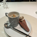 メイ - ・セップのポタージュ
      ・ゴボウのレアチーズ仕立て、ゴボウのピューレ、ゴボウのクランブル、醤油のジュレ。