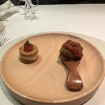 メイ - ❶アミューズ
      ・白子のフリット、ピリ辛トマトソース
      ・里芋のムースのクッキーサンド、アンチョビ、セミドライトマト、ディル