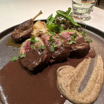 メイ - 茨城県産真鴨の胸肉、内臓、ミンチ、フォアグラを黒キャベツ、網脂で巻いて焼き上げたもの。サルミソース。モモ肉。
      レンズ豆のピューレと炒めた白菜。