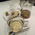 メイ - ❾ハーブティー
      
      ❾お茶菓子
      ・フランボワーズのバターサンドウィッチ
      ・チョコレート、ピスタチオのムース