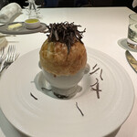 メイ - ❸フォアグラのポワレ、玉ねぎ、にんじん、根セロリ、マッシュルーム、軍鶏のムース、コンソメのスープのパイ包焼き、黒トリュフ。