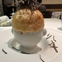 メイ - フォアグラのポワレ、玉ねぎ、にんじん、根セロリ、マッシュルーム、軍鶏のムース、コンソメのスープのパイ包焼き、黒トリュフ。