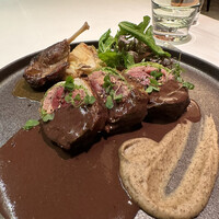 メイ - 茨城県産真鴨の胸肉、内臓、ミンチ、フォアグラを黒キャベツ、網脂で巻いて焼き上げたもの。サルミソース。モモ肉。
                    レンズ豆のピューレと炒めた白菜。