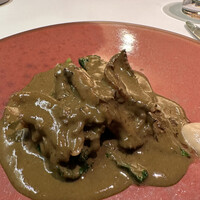 メイ - 鮑のムニエル。肝と黒ニンニクのソース、カーボロネロ（黒キャベツ）のソテー、菊芋のピューレ。