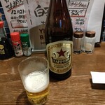 炉ばたのてんがらもん - 赤星、一杯目はお店の兄さんに注いでもらいました。