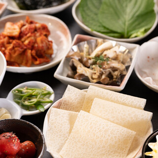 Korean-style side dish “panchan” is in abundance! Homemade brown rice Crepes are also delicious.