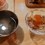 Taisen - ○ミニ海鮮丼
                        鰤の白身とかイカとかを細かく切って
                        甘ダレと醤油で味付けされてるとの説明。
                        上にはイクラが載ってた。
                        
                        ほんのりと甘い醤油ダレで
                        イクラは旨味（甘み）を感じて美味しい味わい。