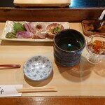 Taisen - ●寿司ランチ　1,650円
                      テーブルセットアップ状況
                      時間と人数言っただけで注文はしてない？（笑）
                      昼に予約した時点で自動的に寿司ランチと決まってる？
                      お刺身、ミニ海鮮丼、茶碗蒸しが既に並んでる！