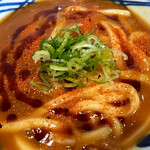 丸亀製麺 - カレーうどん（並）に丸亀製麺の ” 天ぷら用だしソース ” を回しかけ～の、丸亀製麺の ” 特製七味 ” をフリフリ！