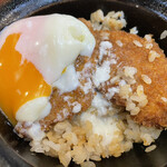 Tonkatsu Masachan - 特製かつ丼　ご飯に埋もれてた2枚に温泉玉子を合流です。